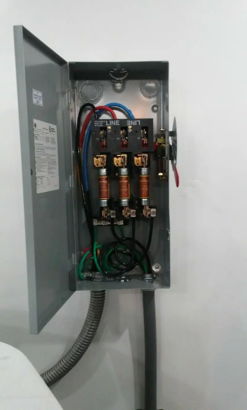 Three-phase disconnect switch installed for Smoke Detector Installation in San Elizario